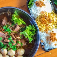 ทรงภพเตี๋ยวและข้าวซอย บ้านสวน