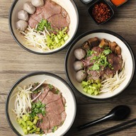 เมนูของร้าน ก๋วยเตี๋ยว ป้าแต๊กจัดให้ เพลินจิต