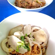 แสงเทียนก๋วยเตี๋ยวลูกชิ้นปลาโบราณ