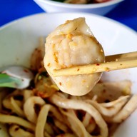 แสงเทียนก๋วยเตี๋ยวลูกชิ้นปลาโบราณ