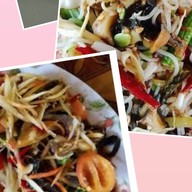 (ร้อยเอ็ด&สุรินทร์)ไม่ได้เน้นที่หน้าตาอาหารเน้นที่รสชาติครับ ตลาดริมบึง