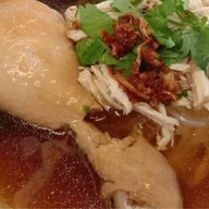 ราชา ก๋วยเตี๋ยวไก่มะระ ชายกลาง สวนตะไคร้ เยื้องครัวรสแซ่บ