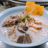 ร้านข้าวกล่องหน้าปั้มปตท.พระลับ เจ้าแรก