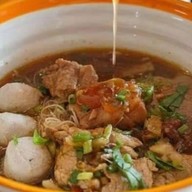 เตี๋ยวเพชรในตำนาน ในปั้ม ปตท พุทธสาคร