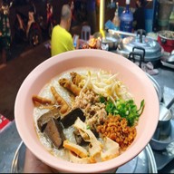 ร้านข้าวกล่องหน้าปั้มปตท.พระลับ เจ้าแรก