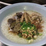 ร้านข้าวกล่องหน้าปั้มปตท.พระลับ เจ้าแรก