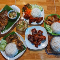 ลูกชิ้นย่างเนยเตาถ่าน รามคำแหง68