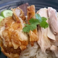 ก๋วยเตี๋ยวไก่ตุ๋นมะระ หมู่บ้านกัสโต้