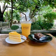 บ้านน้ำดัง (Coffee Tea Cake) - เจดีย์หัก