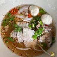 ต้นเรือน ก๋วยเตี๋ยวหมูเด้งต้มยำ กระเพราไร้น้ำมัน ตามสั่ง หมูกรอบ กาแฟ ทาวน์อินทาวน์