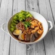 ก๋วยจั๊บน้ำข้น + กระเพาะปลา (นายเปี๊ยก) กาดรวมโชค