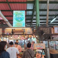 หน้าร้าน ไส้กรอกอีสานตลาดน้ำวัดตะเคียน