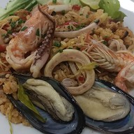 ติดใจ กะเพราตามสั่ง รันเวย์ มาเก็ต