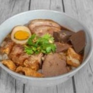 ก๋วยจั๊บน้ำข้น + กระเพาะปลา (นายเปี๊ยก) กาดรวมโชค