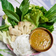 เมี่ยงแซ่บ ยำนัวส์ ตลาดเอราวัณโพธิ์ทอง