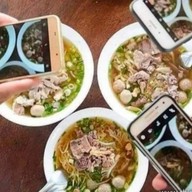 ก๋วยเตี๋ยวคุ้มเงิน สาขาเดียว ข้างโกลบอลเฮาส์ เชียงราย