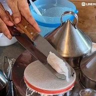 Chom Bueng (Herbal Steamed Rice Noodles)