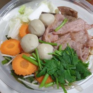 เมนูของร้าน ครัวนายเจิด เตี๋ยวโบราณ กากหมู หมี่คลุก ต้มเลือดหมู ข้าวต้มแห้ง เล้งแซ่บ ข้าวหมูกรอบ ผัดกะเพรา อาหาร ซ.เคหะร่มเกล้า72 แยก5