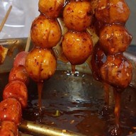 ลูกชิ้นย่าง ขนมเบื้อง ใต้สะพานลอยปากทางวัดไทร ไม้ละ15บาท ทุกอย่าง