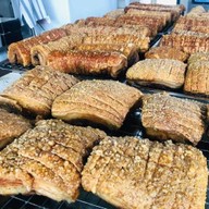 แม่เหรียญ หมูกรอบหางระเบิด สาขาบางปะอิน