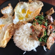 เมนูของร้าน เป็ดตุ๋นบ้านนา ข้าวขาหมูนายก กระเพราหมูหมัก ร้านเด็ดแห่งสระแก้ว