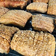 แม่เหรียญ หมูกรอบหางระเบิด สาขาบางปะอิน