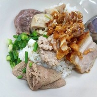 เมนูของร้าน ครัวนายเจิด เตี๋ยวโบราณ กากหมู หมี่คลุก ต้มเลือดหมู ข้าวต้มแห้ง เล้งแซ่บ ข้าวหมูกรอบ ผัดกะเพรา อาหาร ซ.เคหะร่มเกล้า72 แยก5
