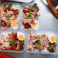 ข้าวหมูแดงหมูกรอบราชบุรี