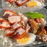 ข้าวหมูแดงหมูกรอบราชบุรี