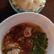 เมนูของร้าน ครัวนายเจิด เตี๋ยวโบราณ กากหมู หมี่คลุก ต้มเลือดหมู ข้าวต้มแห้ง เล้งแซ่บ ข้าวหมูกรอบ ผัดกะเพรา อาหาร ซ.เคหะร่มเกล้า72 แยก5