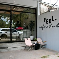 หน้าร้าน FEEL Cafe X Slowbar ปักธงชัย