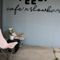 หน้าร้าน FEEL Cafe X Slowbar ปักธงชัย