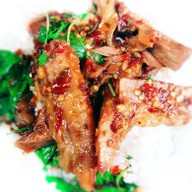 ครัวเจ๊ไก่ กระเพราเป็ด  ถนนเลียบทางรถไฟเขาน้อย ซอย.บ้านเนินรถไฟ 5 เข้ามาใน ซอยเจอสามแยก เลี้ยวซ้ายสุดซอย