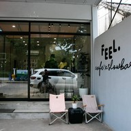 หน้าร้าน FEEL Cafe X Slowbar ปักธงชัย