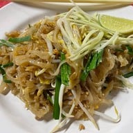 ล้านผัดไทท่าแพ