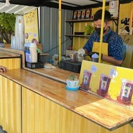 หน้าร้าน น้ำมะพร้าวปั่นนมสด-แมงกระพรุนย่างน้ำมันงา& ท้องแซลม่อน ย่างเนย(หนังกรอบ)อิตาเลี่ยนโซดา อ้อมใหญ่ เพชรเกษม91/1