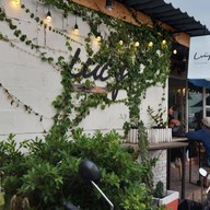 หน้าร้าน Lucy Street Coffee หาดวอนบางแสน