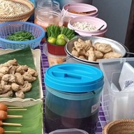 ผัดไทยร้านหมอนเจ๊อร ตรงข้ามบ้านศิลปินหกัวหิน