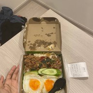 เมนูของร้าน กะเพราพริกแห้ง สะพานพระนั่งเกล้า