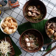 ก๋วยเตี๋ยวกะลา & หมูกระทะชั่งกิโล