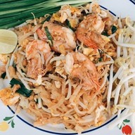 ร่มกระพรุ่น ผัดไทกุ้งสด เพิ่มสิน