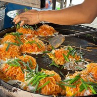ผัดไท-หอยทอดหน้าธนาคาร TMB พันท้ายนรสิงห์