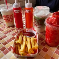 เมนูของร้าน Kiss'si คิสสิคาเฟ่ (09.30น-19.30น.) •แฮมเบอร์เกอร์ พิซซ่า มัทฉะ กาแฟ ครอฟเฟิล ของหวาน