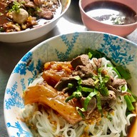 เมนูของร้าน ก๋วยเตี๋ยวเรือเฉินหลง ถนนแสงจันทร์