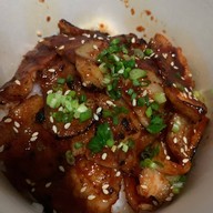 กะเพรา คุณจันทร์ ถนนร่มเกล้า