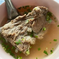 สอาด ก๋วยเตี๋ยวลูกชิ้นปลา เย็นตาโฟเสวย - สามกษัตริย์