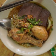 เมนูของร้าน ก๋วยเตี๋ยวราชารสเยี่ยม ถนนสันติสุข