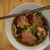 เมนูของร้าน ก๋วยเตี๋ยวราชารสเยี่ยม ถนนสันติสุข