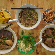 เมนูของร้าน ก๋วยเตี๋ยวราชารสเยี่ยม ถนนสันติสุข