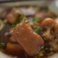 เมนูของร้าน ก๋วยเตี๋ยวราชารสเยี่ยม ถนนสันติสุข